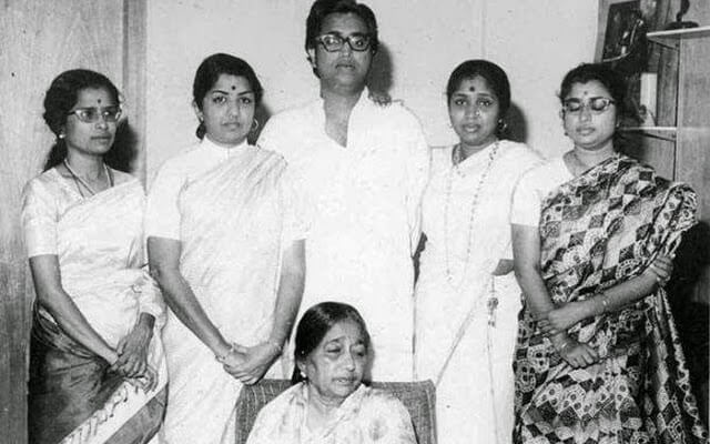 Family photo of lata mangeshkar